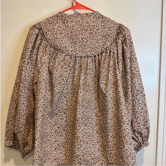 Doen Floral Blouse in Warm Beige - Picture 5 of 10